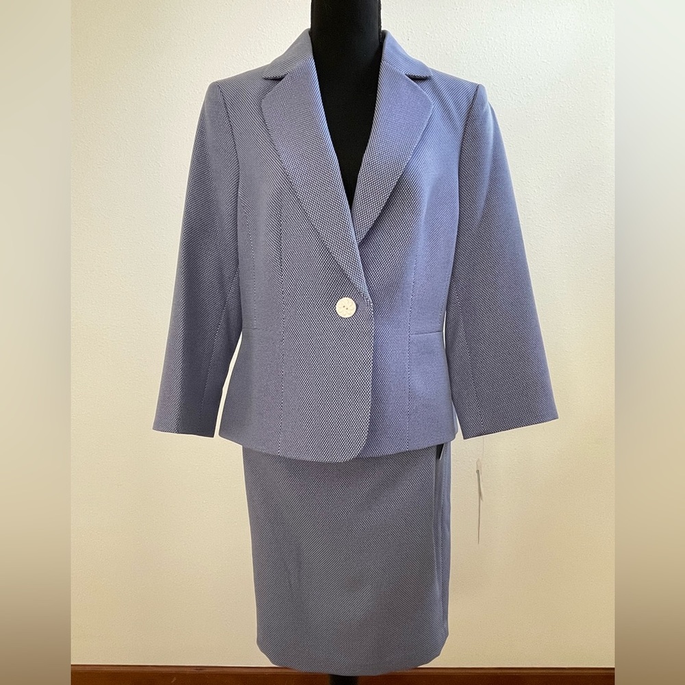 Le Suit NWT’s suit. Size 10